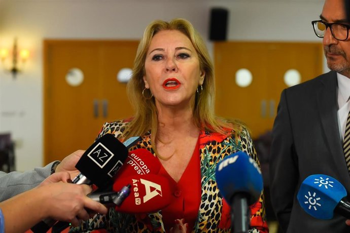 La consejera de Economía, Hacienda y Fondos Europeos y portavoz del Gobierno andaluz, Carolina España, durante la atención a los medios de comunicación en Fuengirola (Málaga).
