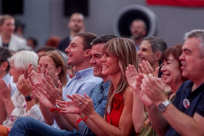 Archivo - (I-D) El secretario general del PSOE Madrid, Juan Lobato, el presidente del Gobierno, Pedro Sánchez, y su mujer, Begoña Gómez, durante un acto de partido