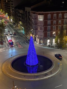 Mañana se realizarán los trabajos de montaje del abeto navideño ubicado en la confluencia de Vara de Rey y Gran Vía