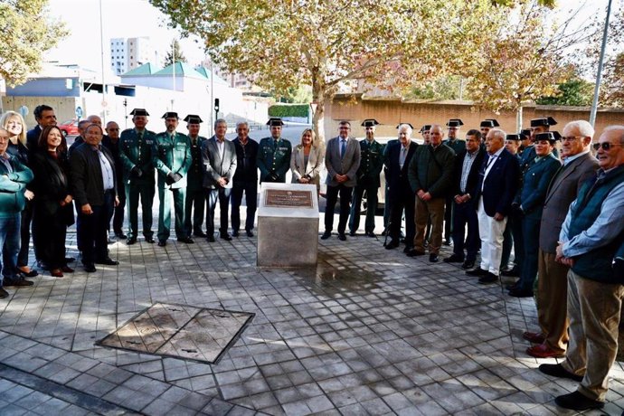 Glorieta dedicada a la Guardia Civil en el entorno de la Comandancia de Granada, en un acto con la alcaldesa de Granada, Marifrán Carazo, y el subdelegado del Gobierno, José Antonio Montilla, en el centro en la imagen