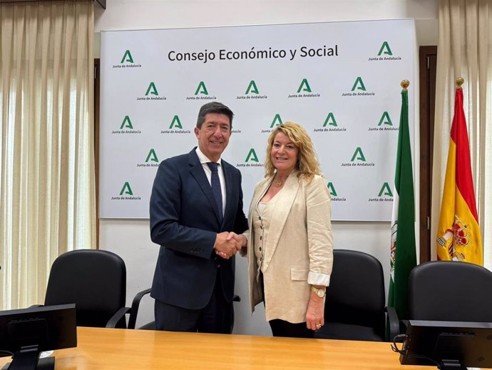 La alcaldesa de Huelva, Pilar Miranda, con el presidente del Consejo Económico y Social (CES) de Andalucía, Juan Marín, en su reunión en Sevilla.