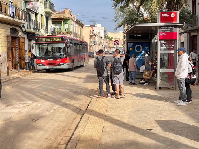 Imagen de un autbús y una parada de la EMT de València tras la DANA.