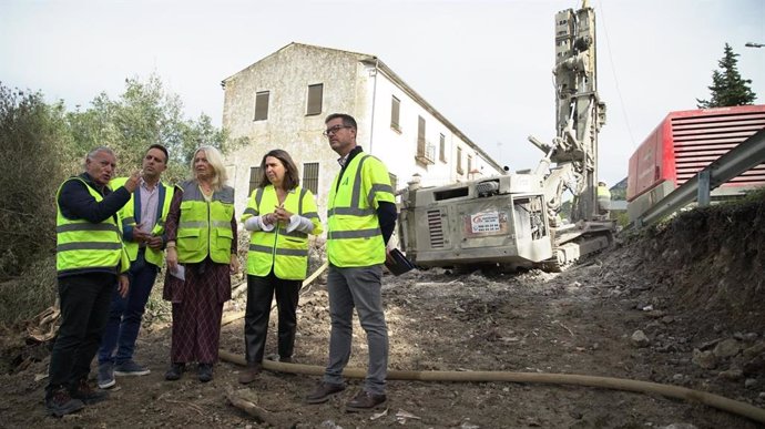 Mercedes Colombo con Carmen Sánchez en las obras de la A-373 en Ubrique.