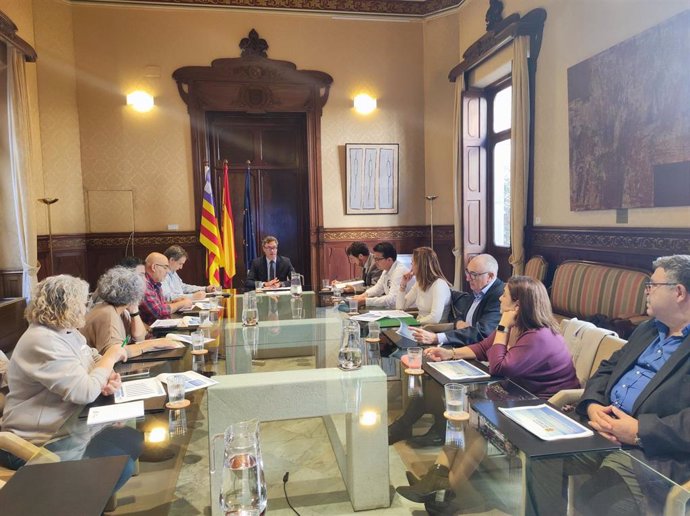 El vicepresidente del Govern y conseller de Economía, Hacienda e Innovación, Antoni Costa, en la reunión con representantes del sector sanitario.