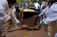 Efectivos de emergencias inspeccionan más de 500 garajes en las zonas afectadas por la DANA