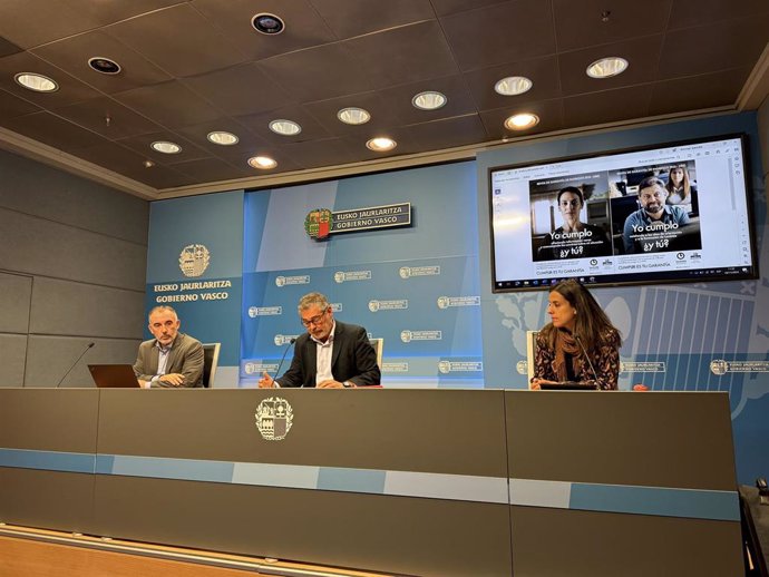 El viceconsejero de Empleo e Inclusión, Alfonso Gurpegui; el director general de Lanbide, Francisco Pedraza; y la directora de Prestaciones e Inclusión de Lanbide, Sara Buesa