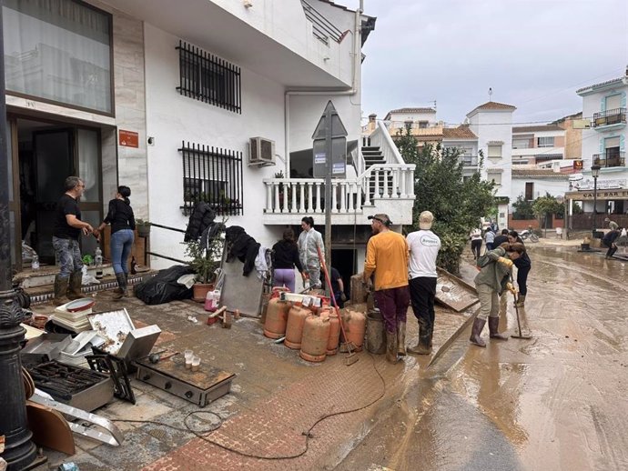 Voluntarios realizan tareas de limpieza en Benamargosa.