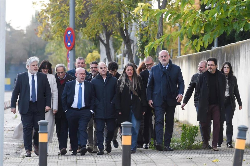 El presidente del grupo parlamentario Junts, Albert Batet(1i), el abogado, Gonzalo Boye(2i), el secretario general, Jordi Turull(3i) y los portavoces en el Congreso y Senado, Miriam Nogueras(4i) y Eduard Pujol(5i), a su llegada a la Audiencia Nacional, 