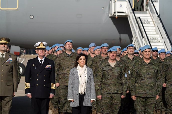 El jefe de Estado Mayor del Ejército de Tierra (JEME), Amador Enseñat y Berea (i), el jefe de Estado Mayor de la Defensa (JEMAD), Teodoro López Calderón (2i), y la ministra de Defensa, Margarita Robles.