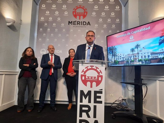 El alcalde de Mérida, Antonio Rodríguez Osuna, en la rueda de prensa tras el Consejo de Capitalidad.