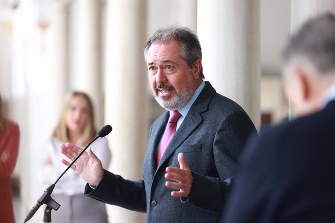 El secretario general del PSOE-A, Juan Espadas, atiende a los medios en el Parlamento andaluz. (Foto de archivo).