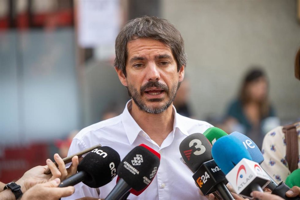 Archivo - El ministro de Cultura, Ernest Urtasun, ofrece declaraciones a los medios durante su visita a la Diada de Sant Flix, a 30 de agosto de 2024, en Vilafranca del Peneds, Barcelona, Catalunya (España).