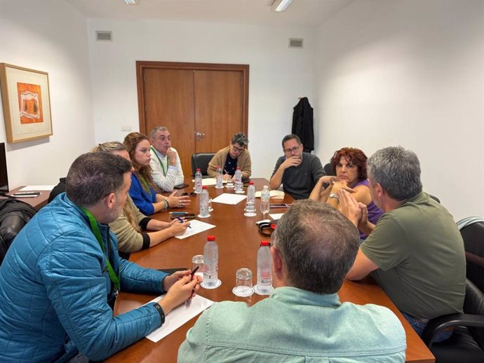 Imagen de este lunes del encuentro de los diputados de Adelante, Maribel Mora y José Ignacio García, con trabajadores del Servicio 112.