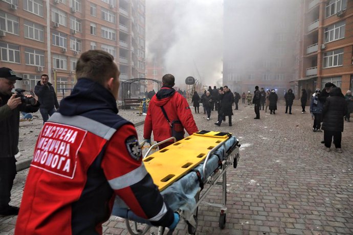 Archivo - 29 December 2023, Ukraine, Odessa: Emergency medical teams (EMTs) push a stretcher at a residential complex affected by the massive Russian missile and drone attack, Odessa, southern Ukraine. Photo: -/Ukrinform/dpa