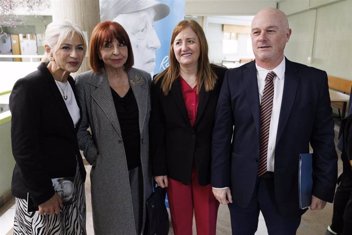 La viuda de Rafael Alberti, María Asunción Mateo (c), junto a la consejera de Cultura y Deporte, Patricia del Pozo (i); y la escritora Remedios Sánchez (2d) en la inauguración del congreso en homenaje al autor.