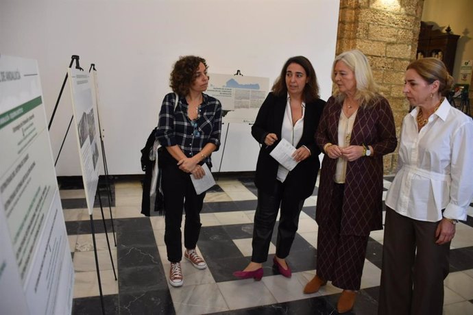 Mercedes Colombo con Almudena Martínez y Carmen Sánchez en la exposiciónn del Plan de Ordenación del Territorio de Andalucía,