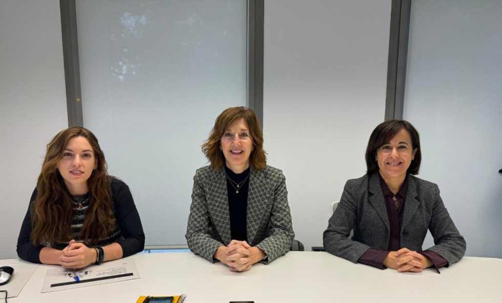 La profesora de la UOC Carme Pags, la directora del Área de Trabajo de Pimec, Sílvia Miró, y la investigadora Míriam Duran.