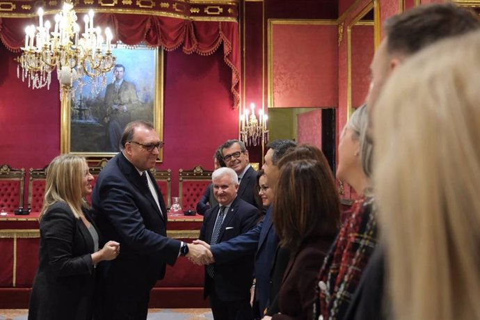 El consejero de Turismo, Arturo Bernal, saluda a la corporación local de Granada, en presencia de la alcaldesa, Marifrán Carazo