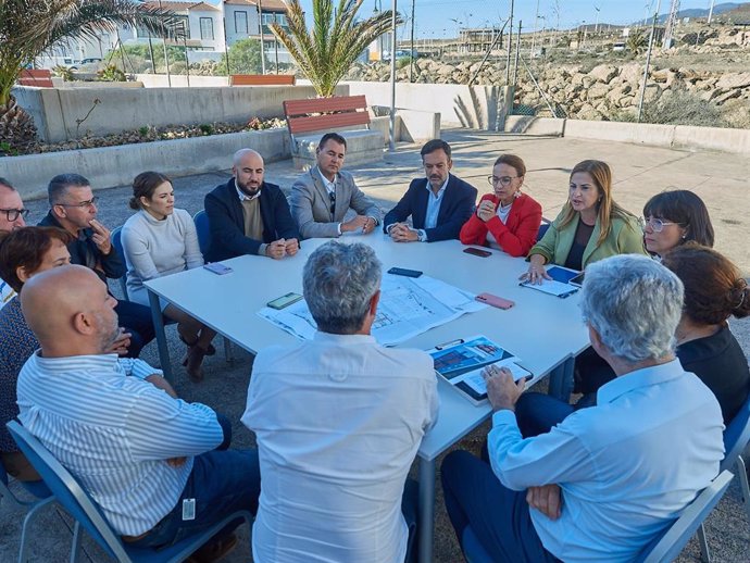 El vicepresidente del Cabildo de Tenerife, Lope Afonso, la alcaldesa de Arico, Olivia Delgado, y la consejera se Acción Social, Águeda Fumero, en una reunión para abordar el centro socionsanitario de Abades