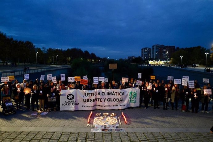 Cientos de personas se concentran en varias ciudades en solidaridad con víctimas de la DANA y contra el cambio climático