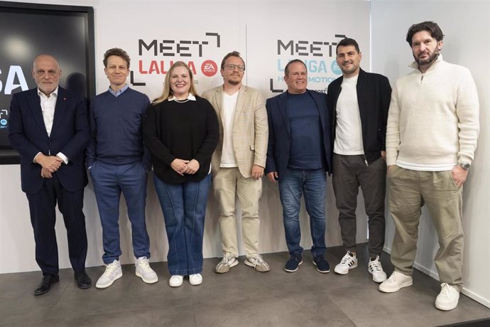 Los representantes de las 'startups' finalistas posan junto a Javier Tebas, presidente de LaLiga, e Iker Casillas, fundador de SportBoost.