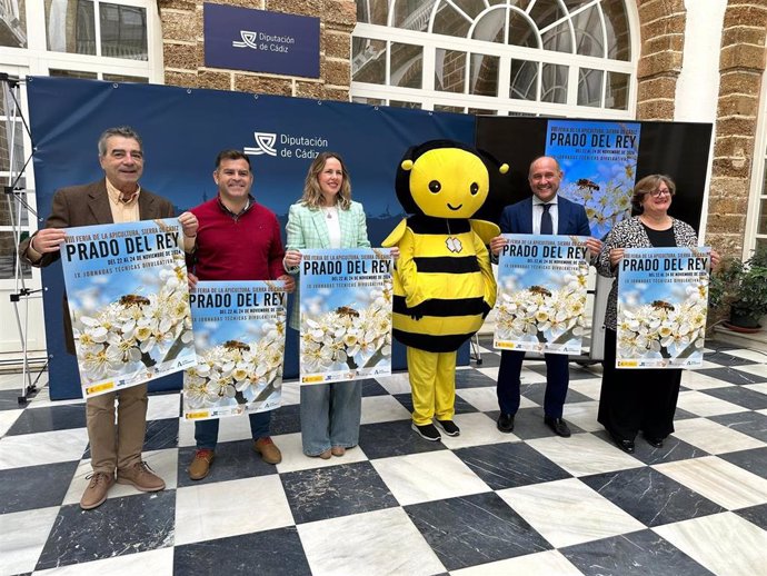 El vicepresidente primero de la Diputación, Juancho Ortiz, y la alcaldesa de Prado del Rey, Vanesa Beltrán, presentan la VIII Feria de la Apicultura y las IX Jornadas Técnicas Divulgativas en torno a la miel.