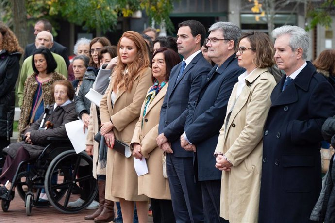 El Lehendakari, Imanol Pradales, el alcalde de Bilbao, Juan Mari Aburto, y y representantes del Foro Bilbao para la Paz y la Convivencia, durante la inauguración del conjunto escultórico “Atalase a 18 de noviembre de 2024, en Bilbao