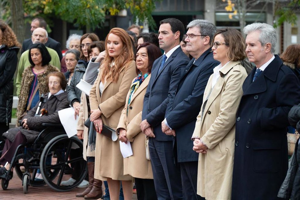 El Lehendakari, Imanol Pradales, el alcalde de Bilbao, Juan Mari Aburto, y y representantes del Foro Bilbao para la Paz y la Convivencia, durante la inauguración del conjunto escultórico Atalase a 18 de noviembre de 2024, en Bilbao