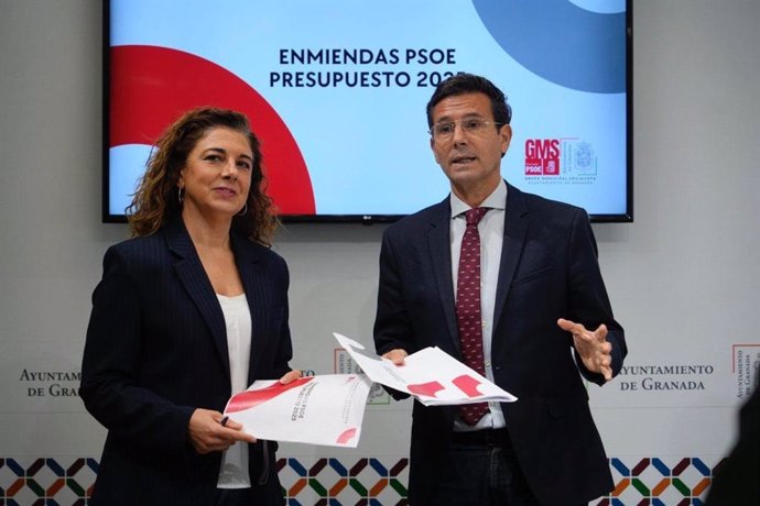 Los concejales Raquel Ruz y Paco Cuenca, del PSOE de Granada