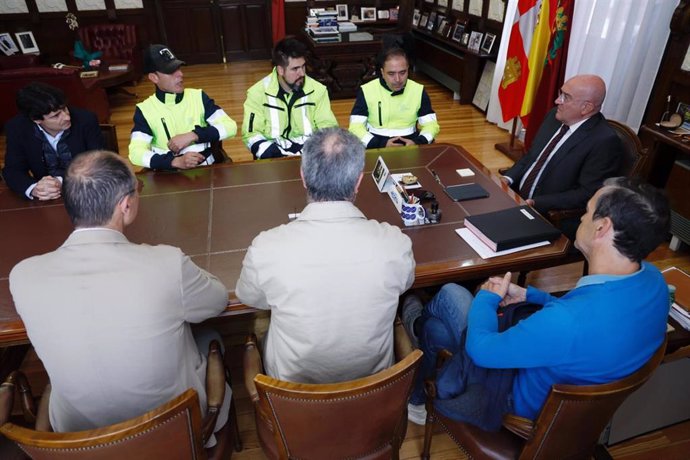 El alcalde de Valladolid, Jesús Julio Carnero, junto a los operarios de Aquavall que han trabajado en Aldaia (Valencia), el gerente de la empresa y el concejal de Medio Ambiente (de espaldas).