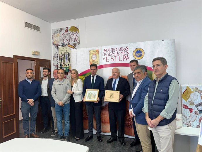 El presidente del Parlamento de Andalucía, Jesús Aguirre, traslada su respaldo al sector de mantecados de Estepa (Sevilla).