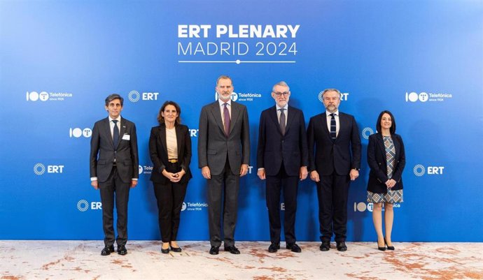 Archivo - Presidente de Telefónica, José María Álvarez-Pallete; vicepresidenta tercera del Gobierno, Teresa Ribera; el Rey Felipe VI; el presidente de la ERT, Jean-François van Boxmeer; Anthony Gooch Gálvez, S.General de ERT y Rebeca Torró, S.Estado de In