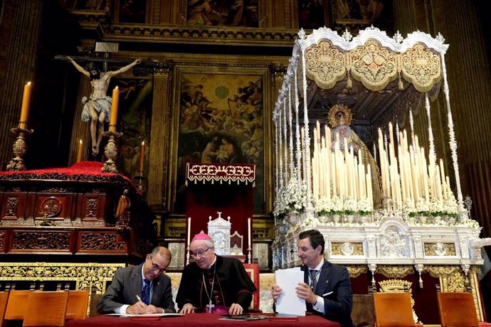 El rector de la US, Miguel Ángel Castro, y el Hermano Mayor de la Hermandad firman el convenio