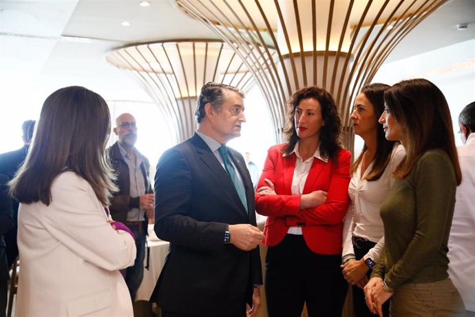 El consejero de la Presidencia, Antonio Sanz, y la alcaldesa de Almería, María del Mar Vázquez, junto a la delegada de la Junta en Almería, Aranzazu Martín, y la presidenta de la Autoridad Portuaria de Almería, Rosario Soto.