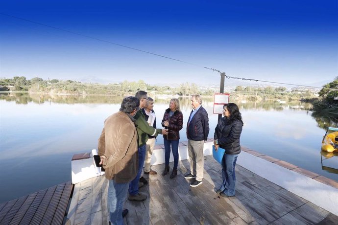 La alcaldesa de Marbella, Ángeles Muñoz, junto con el teniente de alcalde sampedreño, Javier García, visita la presa de Las Medranas de San Pedro Alcántara