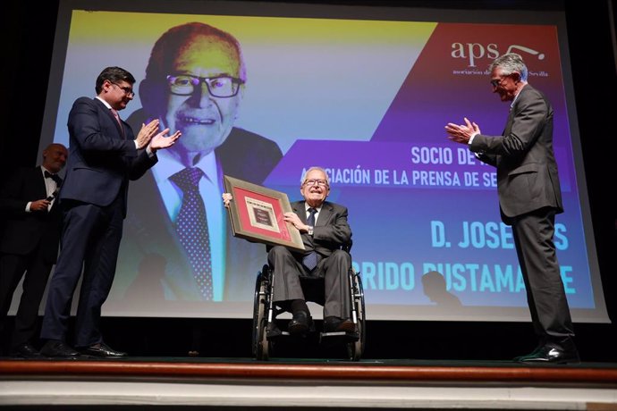 Archivo - La junta directiva de la APS nombra socio de honor a José Luis Garrido Bustamante. A 19 de febrero de 2024, en Sevilla (Andalucía, España). (Foto de archivo).