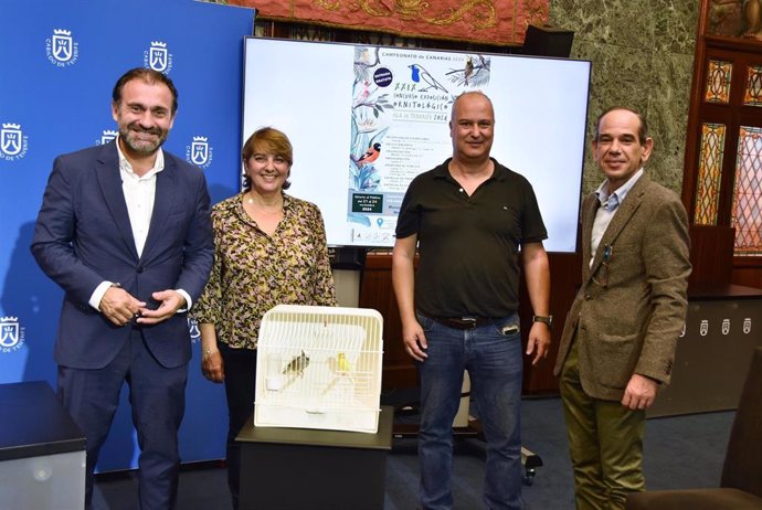 El consejero de Industria del Cabildo de Tenerife, Manuel Fernández (i), en la presentación de la exposición ornitológica de Tenerife