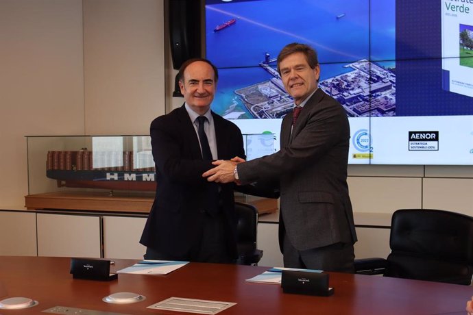 El director general de Acerinox, Francisco Fernández de la Mata, y el presidente de la Autoridad Portuaria de la Bahía de Algeciras, Gerardo Landaluce, en la firma de la adhesión de la compañía a la Estrategia Verde del puerto.