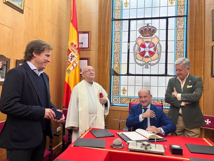 Juancho Ortinez en la visita al albergue de los Caballeros Hospitalarios.