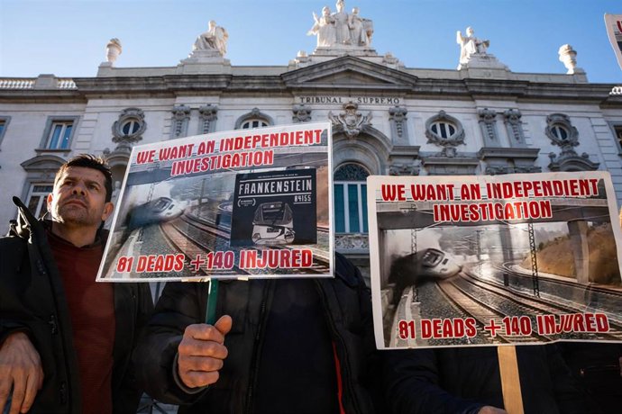 Archivo - Varias personas con carteles en los que piden una investigación independiente durante una manifestación de la Asociación Plataforma de Víctimas Alvia 04155.