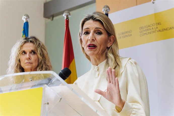 La vicepresidenta segunda del Gobierno y ministra de Trabajo y Economía Social, Yolanda Díaz, interviene durante una rueda de prensa, en la Delegación del Gobierno en Valencia, a 18 de noviembre de 2024