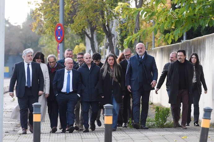 El presidente del grupo parlamentario Junts, Albert Batet(1i), el abogado, Gonzalo Boye(2i), el secretario general, Jordi Turull(3i) y los portavoces en el Congreso y Senado, Miriam Nogueras(4i) y Eduard Pujol(5i), a su llegada a la Audiencia Nacional, a 