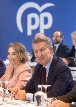 La secretaria general del PP, Cuca Gamarra y el presidente del Partido Popular, Alberto Núñez Feijóo (d), durante la Junta Directiva Nacional del Partido Popular, en el Hotel Eurostars Madrid Tower, a 18 de noviembre de 2024, en Madrid (España). El líde