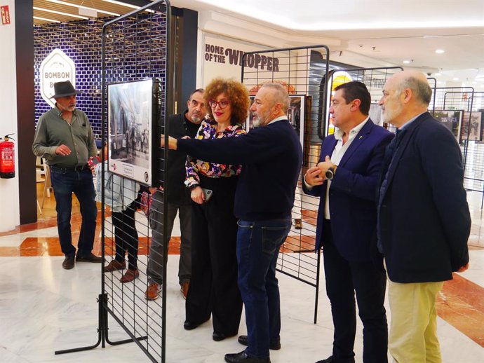 Bahía Sur inaugura la exposición fotográfica 'Invisibles' para visibilizar la pobreza en el entorno urbano.