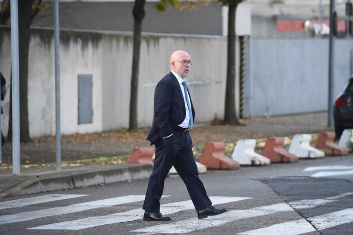 El abogado, Gonzalo Boye a su llegada a la Audiencia Nacional, a 18 de noviembre de 2024, en San Fernando de Henares, Madrid (España). La Audiencia Nacional (AN) juzga al abogado del expresidente catalán Carles Puigdemont, Gonzalo Boye, por un presunto de