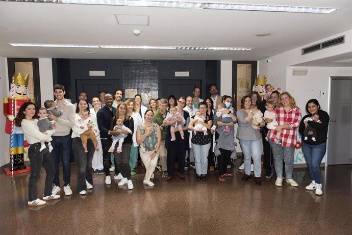 Archivo - Acto de mujeres donantes de leche materna y madres de bebés prematuros reunidas en Son Llàtzer.