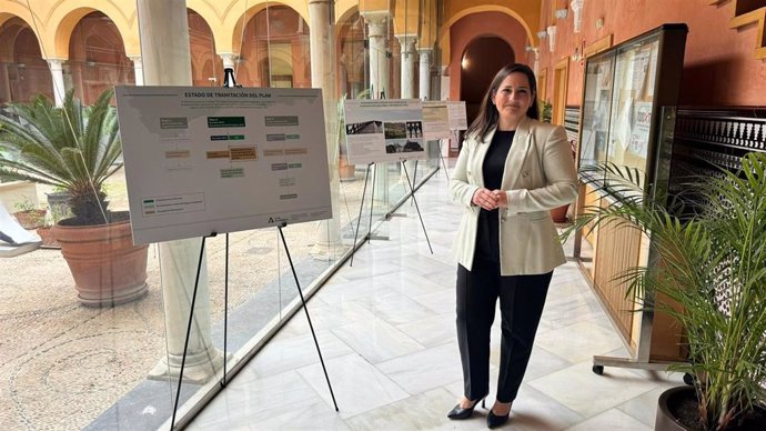 Carmen Granados en la exposición sobre el POTA.