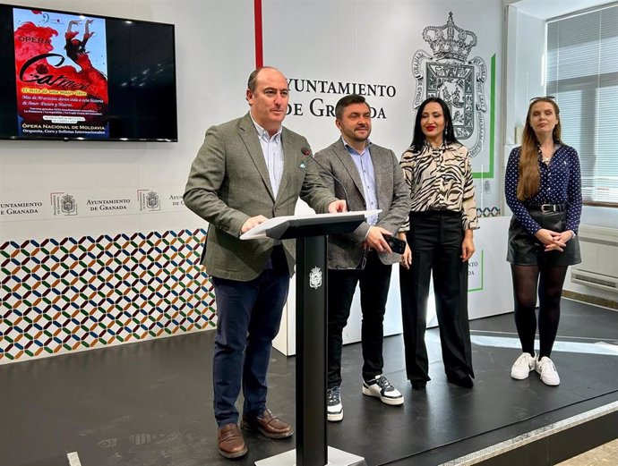 El coordinador de Cultura del Ayuntamiento de Granada, Juan García Montero, interviene en la rueda de prensa sobre la nueva 'Carmen' de Bizet que ha programado el Isabel la Católica