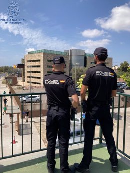 Archivo - Agentes de la Policía Nacional en Ibiza.