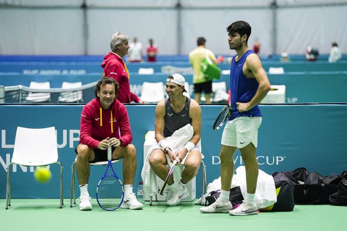 Carlos Alcaraz (R) and Rafael Nadal of Spain (C) join former player Carlos Moyá during training session before Davis Cup at Martin Carpena Pavilion stadium on November 17, 2024, in Malaga, Spain